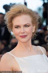 组图：《维纳斯》首映 妮可时尚裙装露背