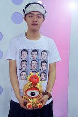 组图：包贝尔搞怪范儿亮相 怀抱龙浪应景2月2