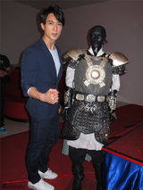 组图：吴尊带《忠烈杨家将》回文莱办慈善场