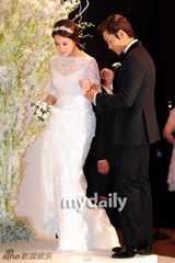 组图：李秉宪李敏贞携手出席婚礼新闻发布会