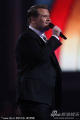 组图：第32届全英音乐奖 詹姆斯-科登怀念惠特尼