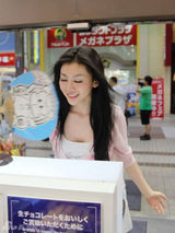 组图：巩新亮晒北海道街拍照 清新可人很俏皮