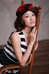 组图：战菁一圣诞写真甜美俏皮 治愈系气质抚慰心灵