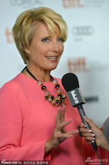 组图：艾玛新片首映掉鞋 布鲁斯南搀其下台