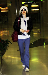 组图：白百何代言化妆品 随意混搭范显青春时尚