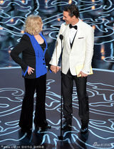 组图：麦康纳与《迷魂记》女主角诺瓦克登台