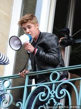 组图：比伯拿扩音喇叭开阳台演唱会