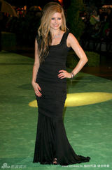 幻灯图：《爱丽丝》英国首映 海瑟薇秀雪白凝肌