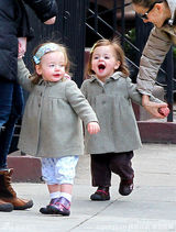 组图：帕克双胞胎爱女萌范儿街拍 抢尽母亲风头