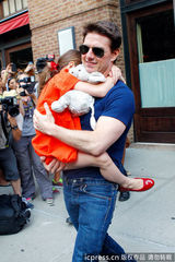 组图：汤姆-克鲁斯离婚后首探爱女 遭狗仔围堵