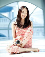 组图：童瑶阳光房温暖写真  相机女孩笑容迷人