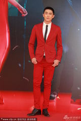 组图：林更新帅气亮相红毯 平头红西装显精神
