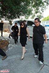 组图：关之琳父亲关山下葬 家属亲人悲哀送行