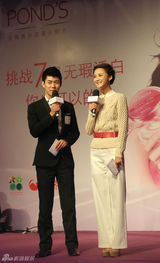 组图：张歆艺代言 粉丝送花强拥现场混乱