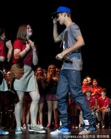 组图：贾斯汀-比伯现身校园被少女粉丝熊抱