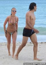 组图：球星法尔考海中爱抚娇妻 舔肚脐极度高调