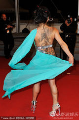 组图：日本女星狂野掀裙摆不惧裸露