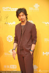 组图：《追爱》剧组陈柏霖有型 陈意涵小露纤腰