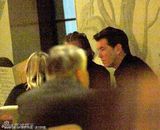 组图：“邦德”布鲁斯南上海行 保养有道开心用餐