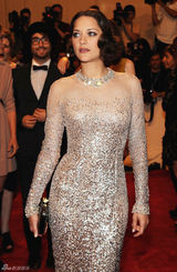 高清组图：纽约大都会庆典 玛丽昂-歌迪亚礼服华美