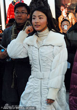 幻灯图集：贡米沈阳代言逛商场 似张柏芝遭围观