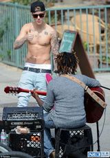 组图：比伯与新模特女友海边嬉戏 不顾裤子滑落