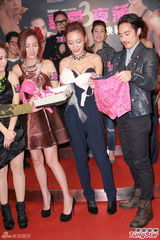 组图：《夜蒲3》首映 女星拿胸罩蒙男星脸