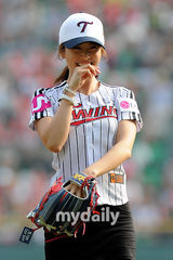 组图：金泰熙为棒球比赛开球 英姿飒爽有模有样