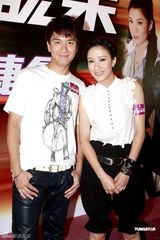 幻灯:《谈情说案》收视喜人摆酒庆贺 林峰拥抱杨怡