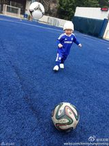 组图：洪金宝1岁爱孙变足球小将 小号球服激萌