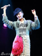 组图：王菲离婚后现身 过往奇装异服造型盘点