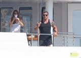 组图：史泰龙携家人戛纳度假 黑背心大秀肌肉