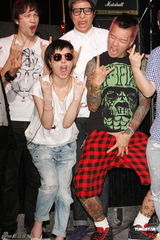 组图：何超仪推新EP携团开唱 感谢老板陈冠希支持