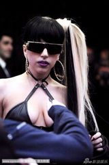 组图：Lady Gaga街头拍片衣着单薄 秀豪乳引人注目