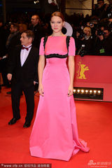 组图：柏林电影节开幕 《阿黛尔》赛杜粉裙熟女