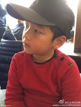 组图：石头练琴照曝光 纯爷们的文艺范儿