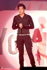 幻灯组图：萧敬腾着铆钉皮衣献唱 卢广仲瑶瑶泯恩仇