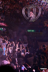 组图：梁静茹银白短裙开唱 送亲笔签名纸飞机