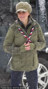 组图：凯特王妃挺孕肚现身大雪营地吃烧烤