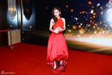 组图：微博之夜红毯 张萌红裙露背性感妩媚
