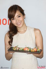 组图：侯佩岑白色长裙亮相 笑容优雅气质甜美