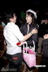 幻灯组图：沈玉琳平安夜庆生 告别单身向女友求婚