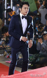组图：韩星赵政锡亮相大钟红毯 略拘谨显萌态