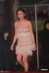 高清图：周迅超短低胸裙装现身 秀美腿夺人眼球