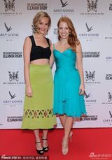 组图：《他和她的情事》杰西卡低胸蓝裙露沟