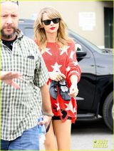 组图：赛琳娜星纹裙秀美腿 造型撞好闺蜜泰勒