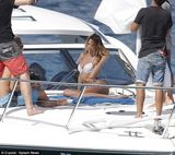 组图：坎蒂大片拍摄现场 连换五套比基尼助阵