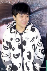 组图：苏打绿抵京签售万人围堵 主唱乖乖仔示人