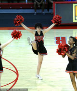 组图：杰克逊女儿变啦啦队员 舞花球高抬腿抢镜