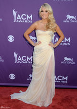 高清组图：凯莉-安德伍德裸色抹胸礼服性感亮相